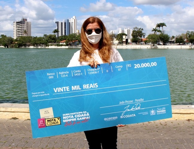 Nota Cidadã: professora de Campina Grande recebe prêmio especial de R$ 20 mil do mês de julho